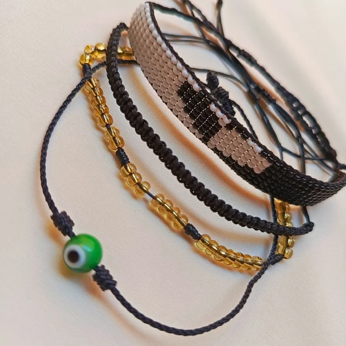 Combo-telar-pulsera-tejida-macrame-mostacilla-negro-pulseras