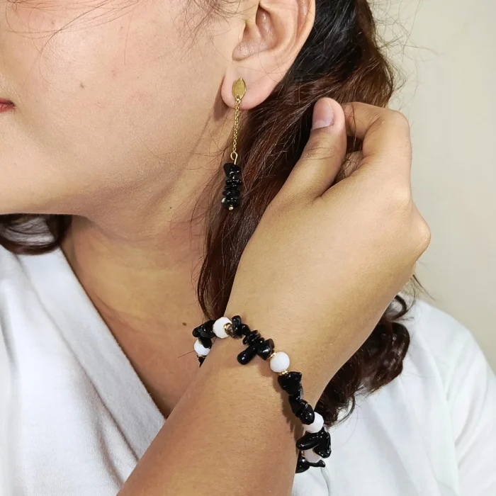 Pulseras-Aretes-con-Exclusivas-Piedras-picadas-Amatista-Negro-y-Rosa-Naturales-modelaje