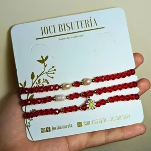 trio_pulseras_murano_hecha_a_mano_con_flor_pose_rojo